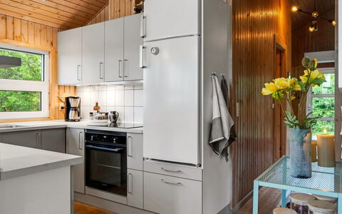Jaakob - 4Km from the Sea: Küchengerät, Küche, Major Appliance, Countertop, Haushaltsgerät, Flooring, Cabinetry, Holz, Interior Design, Kühlschrank