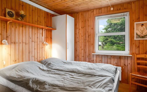 Jaakob - 4Km from the Sea: Schlafzimmer, Wand, Bett, Holz, Interior Design, Flooring, Bettdecke, Fussboden, Bedding, Möbel