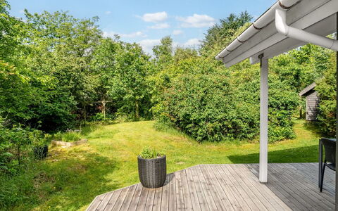 Jaakob - 4Km from the Sea: Grün, Strauch, Grundstueck, Garten, Ground, Schatten, Hütte, Hinterhof, Landscaping, Deck
