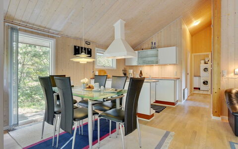 Jussi - 3.5Km from the Sea: Wohngebiet, Dach, Vorort, Auffahrt, Estate, Kamin
