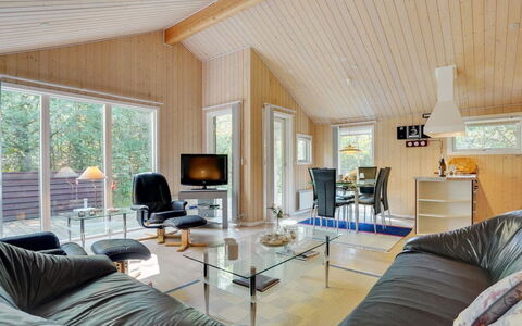 Jussi - 3.5Km from the Sea: Wohngebiet, Dach, Vorort, Auffahrt, Estate, Kamin