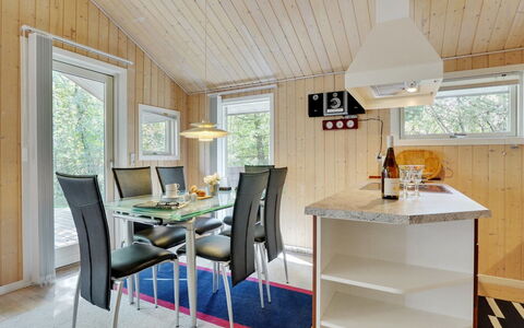 Jussi - 3.5Km from the Sea: Wohngebiet, Dach, Vorort, Auffahrt, Estate, Kamin