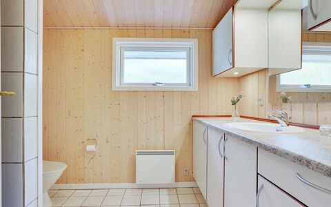 Jussi - 3.5Km from the Sea: Wohngebiet, Dach, Vorort, Auffahrt, Estate, Kamin