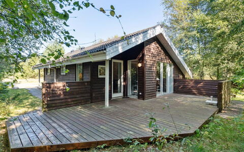 Jussi - 3.5Km from the Sea: Wohngebiet, Dach, Vorort, Auffahrt, Estate, Kamin