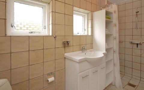 Rigitte - 1.5Km from the Sea: Bad Sink, Badezimmer, Armatur, Flooring, Wand, Sinken, Fussboden, Interior Design, Zapfhahn, Installation