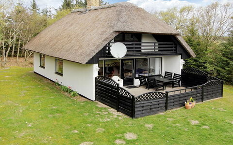 Rigitte - 1.5Km from the Sea: Dach, Dachdecken, Hütte, Haus, Zuhause, Treppe, Veranda, Hütte, Schatten