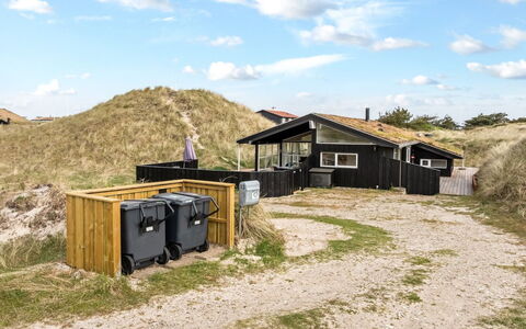 Nielsigne - 400M from the Sea: Dach, Haus, Zuhause, Hütte, Abstellgleis, Estate, Auffahrt, Gartenbauten, Garten, Schuppen