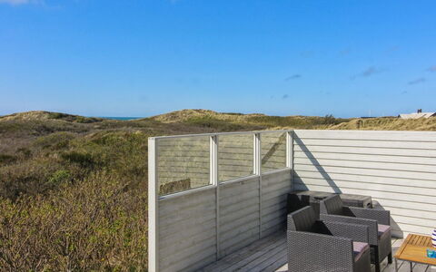 Emiline - 250M from the Sea: Holz, Zuhause, Veranda, Deck, Hartholz, Dach, Holzbeize, Holzboden, Eco Hotel