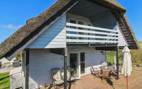 Emiline - 250M from the Sea: Holz, Zuhause, Veranda, Deck, Hartholz, Dach, Holzbeize, Holzboden, Eco Hotel