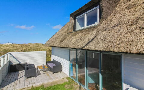 Emiline - 250M from the Sea: Holz, Zuhause, Veranda, Deck, Hartholz, Dach, Holzbeize, Holzboden, Eco Hotel
