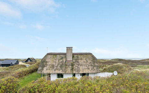 Emiline - 250M from the Sea: Holz, Zuhause, Veranda, Deck, Hartholz, Dach, Holzbeize, Holzboden, Eco Hotel