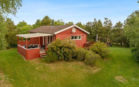 Yanne - 400M from the Sea: Dach, Haus, Zuhause, Hütte, Tür, Abstellgleis, Deck, Veranda, Planke, Hartholz