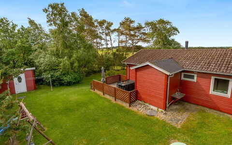 Yanne - 400M from the Sea: Dach, Haus, Zuhause, Hütte, Tür, Abstellgleis, Deck, Veranda, Planke, Hartholz