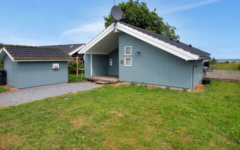 Hane - 150M from the Sea: Dach, Haus, Hütte, Zuhause, Abstellgleis, Schuppen, Garten, Gartenbauten, Rasen, Hinterhof
