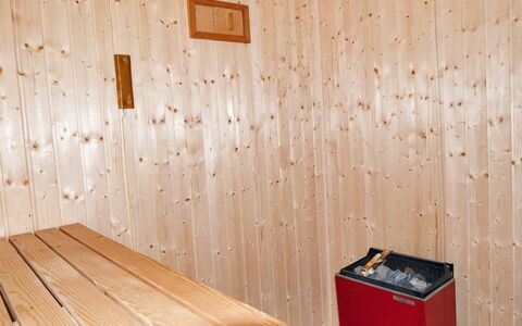 Agneta - 750M from the Sea: Holz, Zuhause, Veranda, Deck, Hartholz, Dach, Holzbeize, Holzboden, Eco Hotel