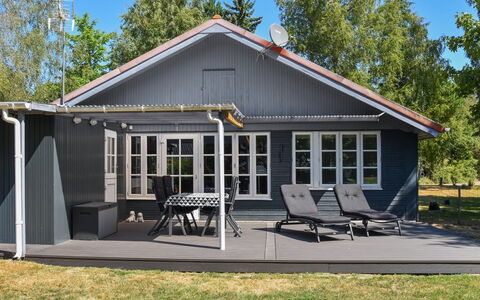 Agneta - 750M from the Sea: Holz, Zuhause, Veranda, Deck, Hartholz, Dach, Holzbeize, Holzboden, Eco Hotel