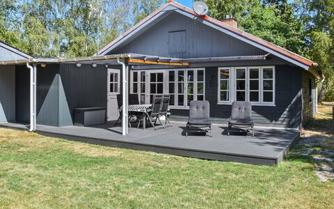 Agneta - 750M from the Sea: Holz, Zuhause, Veranda, Deck, Hartholz, Dach, Holzbeize, Holzboden, Eco Hotel