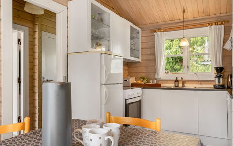 Uuno - 1.2Km from the Sea: Holz, Interior Design, Flooring, Zuhause, Küche, Fussboden, Küchengerät, Countertop, Decke, Möbel