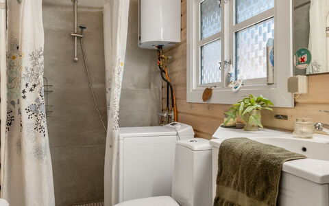 Uuno - 1.2Km from the Sea: Interior Design, Armatur, Badezimmer, Flooring, Fussboden, Sinken, Zapfhahn, Zuhause, Zimmer, Beleuchtung