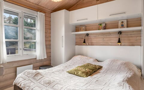 Uuno - 1.2Km from the Sea: Möbel, Bett, Interior Design, Schlafzimmer, Bedding, Holz, Bettdecke, Flooring, Fussboden, Zimmer