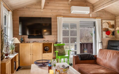 Uuno - 1.2Km from the Sea: Holz, Möbel, Flooring, Fussboden, Interior Design, Zuhause, Zimmer, Couch, Wohnzimmer, Hütte