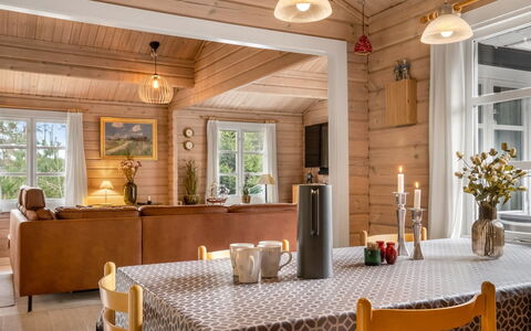 Uuno - 1.2Km from the Sea: Möbel, Interior Design, Flooring, Holz, Decke, Fussboden, Light Fixture, Küche & Esszimmer Tisch, Esszimmer, Zuhause