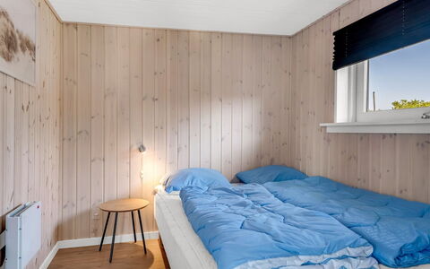 Edel - 650M from the Sea: Schlafzimmer, Bett, Flooring, Fussboden, Holz, Interior Design, Bettdecke, Decke, Bedding, Zimmer