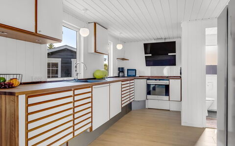 Edel - 650M from the Sea: Holz, Flooring, Interior Design, Fussboden, Küche, Countertop, Decke, Holzboden, Cabinetry, Zimmer