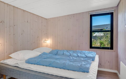 Edel - 650M from the Sea: Schlafzimmer, Bett, Holz, Bettdecke, Interior Design, Fussboden, Bedding, Flooring, Decke, Bettrahmen