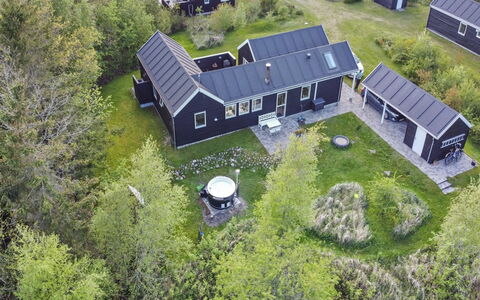 Eireen - 600M to the Fjord: Wohngebiet, Dach, Vorort, Auffahrt, Estate, Kamin