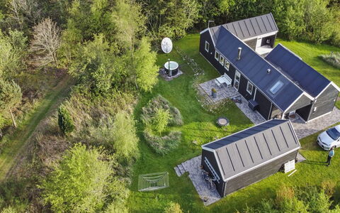 Eireen - 600M to the Fjord: Wohngebiet, Dach, Vorort, Auffahrt, Estate, Kamin