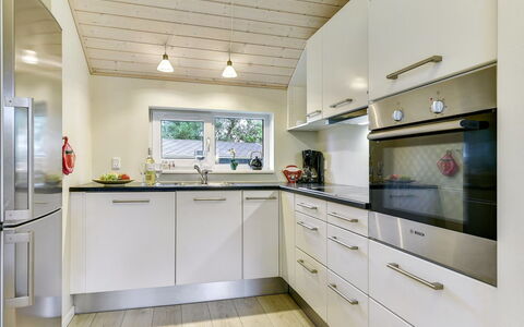 Anethe - 100M to the Fjord: Küche, Holz, Decke, Countertop, Interior Design, Flooring, Major Appliance, Küchengerät, Cabinetry, Beleuchtung
