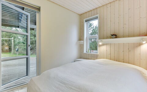 Anethe - 100M to the Fjord: Holz, Flooring, Decke, Fussboden, Interior Design, Zuhause, Schlafzimmer, Holzboden, Zimmer, Bett