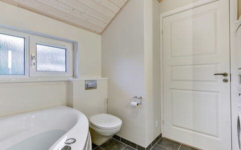 Anethe - 100M to the Fjord: Armatur, Flooring, Holz, Badezimmer, Interior Design, Fussboden, Decke, Installation, Zapfhahn, Zuhause