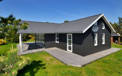 Anethe - 100M to the Fjord: Dach, Haus, Zuhause, Hütte, Abstellgleis, Tür, Veranda, Bauernhaus, Rasen, Gartenbauten