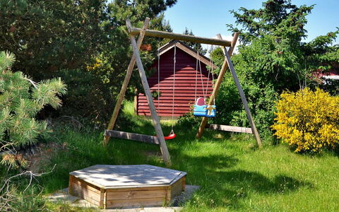 Anethe - 100M to the Fjord: Holz, Spielmittel, Garten, Grundstueck, Hinterhof, Rasen, Landscaping, Spielplatz Rutsche, Garten, Schatten