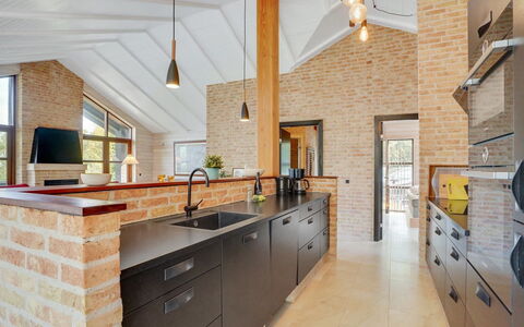 Andri - 600M to the Fjord: Küche, Interior Design, Möbel, Flooring, Countertop, Holz, Decke, Cabinetry, Light Fixture, Fussboden
