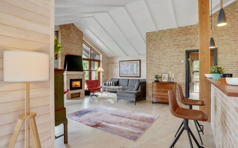 Andri - 600M to the Fjord: Möbel, Interior Design, Flooring, Wand, Couch, Holz, Fussboden, Wohnzimmer, Decke, Stuhl