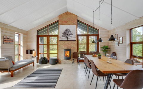 Andri - 600M to the Fjord: Möbel, Interior Design, Flooring, Holz, Decke, Wohnzimmer, Couch, Fussboden, Stuhl, Holzboden