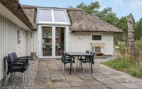 Waldar - 900M from the Sea: Blau, Strauch, Hütte, Ground, Garten, Estate, Schatten, Landscaping, Bauernhaus, Eco Hotel