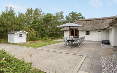Waldar - 900M from the Sea: Blau, Strauch, Hütte, Ground, Garten, Estate, Schatten, Landscaping, Bauernhaus, Eco Hotel