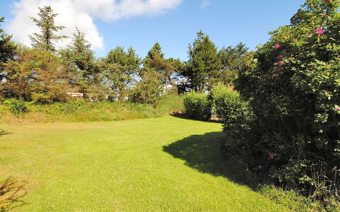 Justine - 600M from the Sea: Blau, Strauch, Hütte, Ground, Garten, Estate, Schatten, Landscaping, Bauernhaus, Eco Hotel
