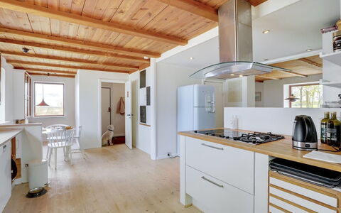 Nella - 1.2Km from the Sea: Flooring, Möbel, Interior Design, Küche, Holz, Countertop, Fussboden, Decke, Holzboden, Cabinetry