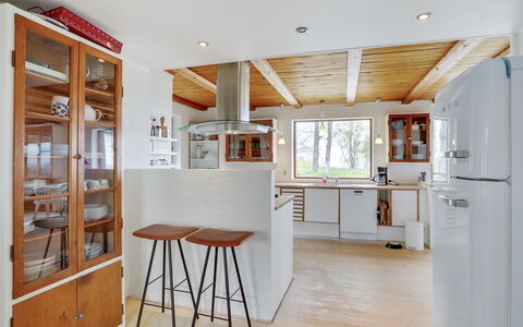 Nella - 1.2Km from the Sea: Möbel, Interior Design, Flooring, Küche, Fussboden, Cabinetry, Holz, Countertop, Küchengerät, Decke