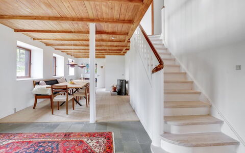 Nella - 1.2Km from the Sea: Flooring, Fussboden, Holz, Holzboden, Interior Design, Decke, Tür, Zuhause, Hartholz, Laminatboden