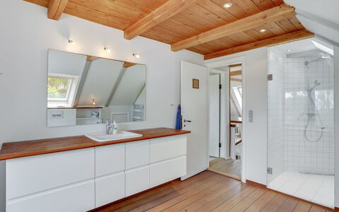 Nella - 1.2Km from the Sea: Flooring, Interior Design, Holz, Fussboden, Decke, Holzboden, Armatur, Light Fixture, Zuhause, Countertop
