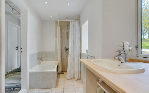 Nella - 1.2Km from the Sea: Badezimmer, Flooring, Fussboden, Armatur, Wand, Interior Design, Badewanne, Zapfhahn, Decke, Sinken