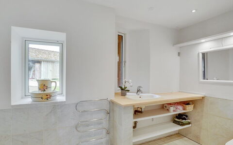 Nella - 1.2Km from the Sea: Wand, Flooring, Interior Design, Armatur, Fussboden, Badezimmer, Decke, Zuhause, Zapfhahn, Installation