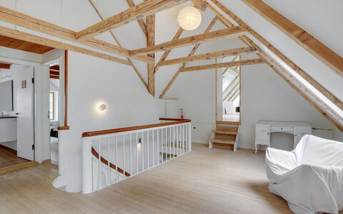 Nella - 1.2Km from the Sea: Flooring, Holz, Decke, Holzboden, Fussboden, Interior Design, Zuhause, Hartholz, Tür, Laminatboden