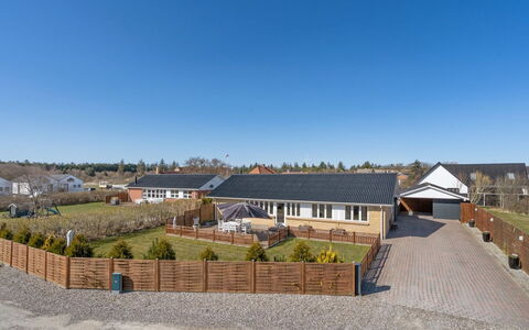 Bitta - 500M from the Sea: Möbel, Interior Design, Stuhl, Flooring, Tabelle, Resort, Fussboden, Decke, Zimmer, Eco Hotel
